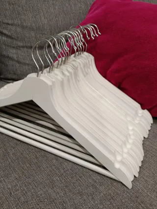 Lote 15 perchas madera blanca