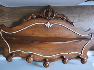 Perchero de madera decorativo