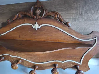 Perchero de madera decorativo