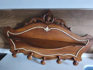 Perchero de madera decorativo