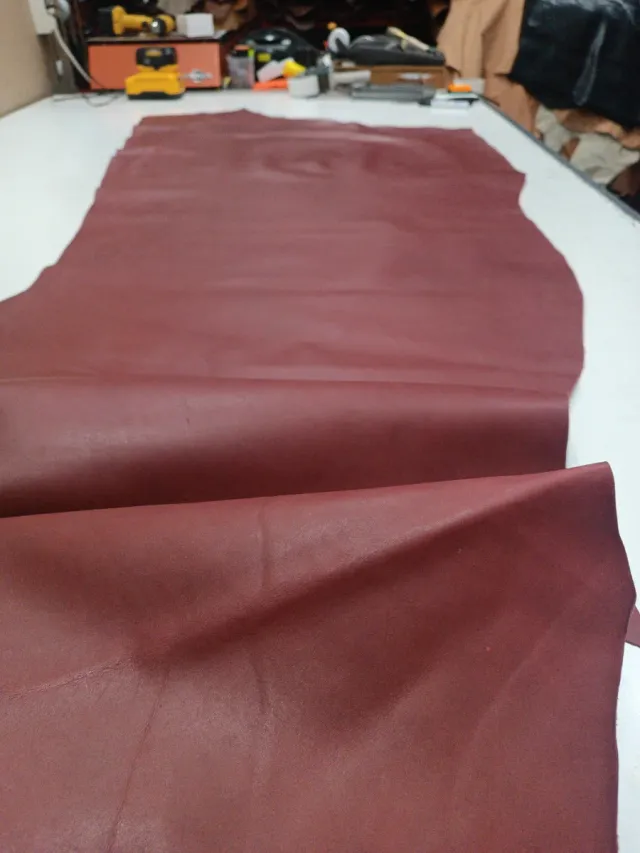 Forro de cuero vacuno color vino