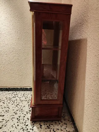 Vitrina vertical madera chapeada con puerta