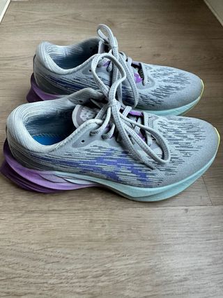 Asics Novablast Gris/Morado
