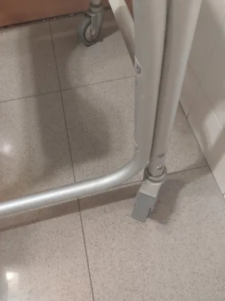 Silla de baño con ruedas