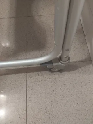 Silla de baño con ruedas