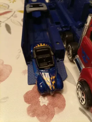 Camión y coches Hot Wheels