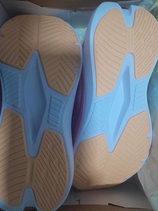 Zapatillas deportivas rosas y multicolor