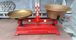 Balanza antigua de grano con juego de pesas