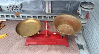 Balanza antigua de grano con juego de pesas