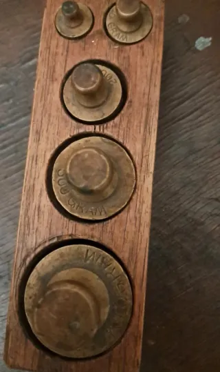 Balanza antigua de grano con juego de pesas