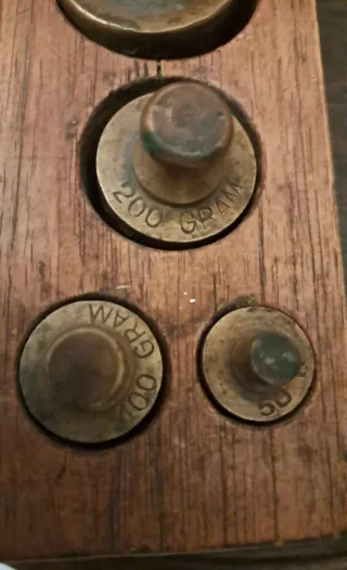 Balanza antigua de grano con juego de pesas