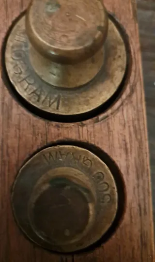 Balanza antigua de grano con juego de pesas