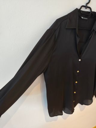 Camisa negra satinada ZARA (talla L) Elegante y fl