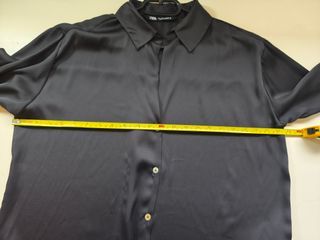 Camisa negra satinada ZARA (talla L) Elegante y fl