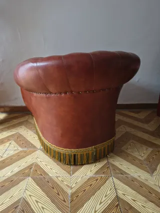 Sillón antiguo de cuero marrón