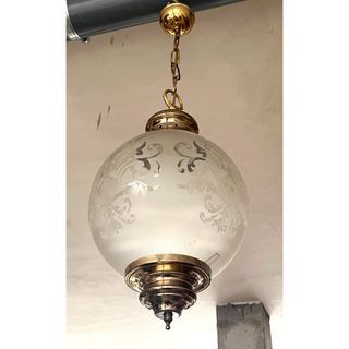 Lámpara en oro viejo con globo grabado