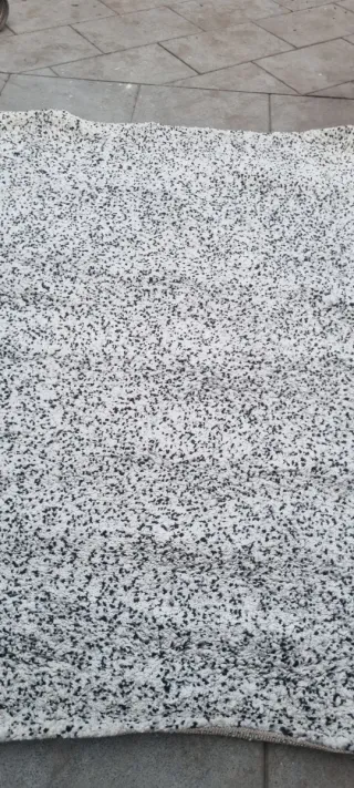Alfombra de pelo blanco y negro