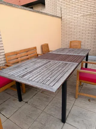 Mesa y sillas de madera para terraza o jardin