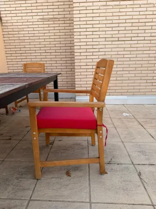 Mesa y sillas de madera para terraza o jardin