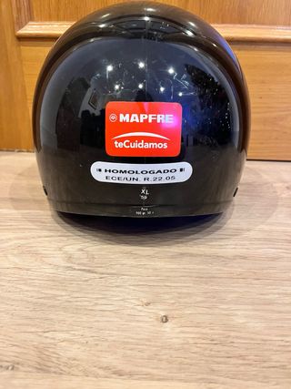 Casco negro con visera