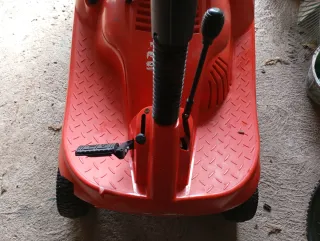 Cortacésped de asiento rojo