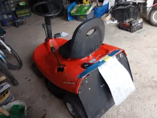 Cortacésped de asiento rojo