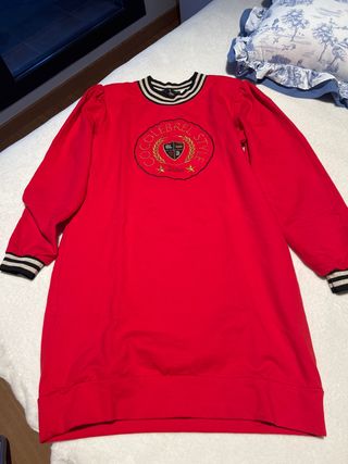 Vestido rojo con logo estilo universitario