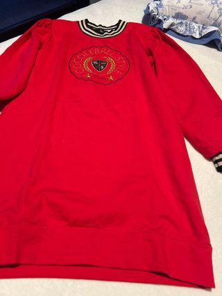 Vestido rojo con logo estilo universitario
