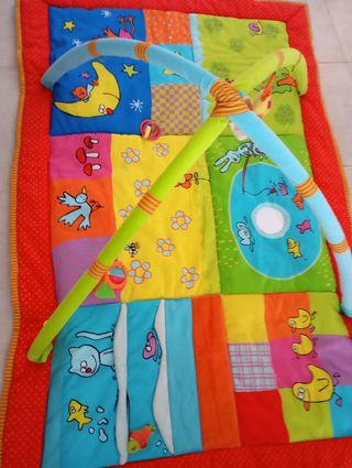 Manta de juego infantil con arcos y juguetes