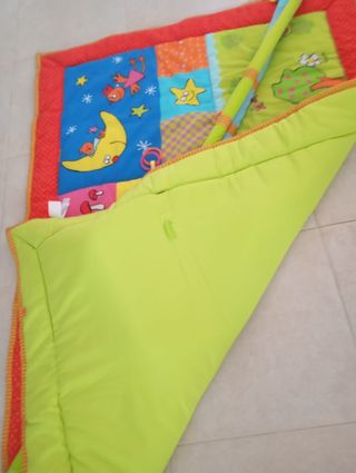 Manta de juego infantil con arcos y juguetes