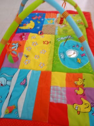 Manta de juego infantil con arcos y juguetes