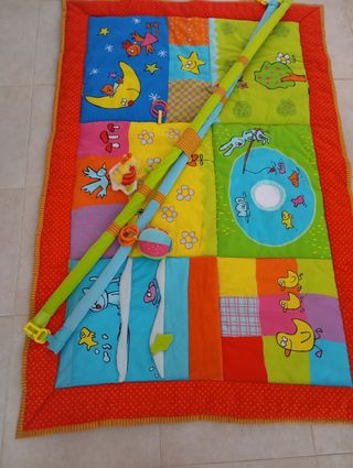 Manta de juego infantil con arcos y juguetes