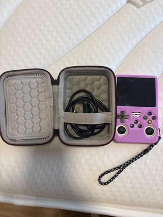 Nintendo R34s Blanca con Funda y Cable