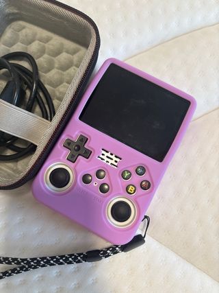 Nintendo R34s Blanca con Funda y Cable