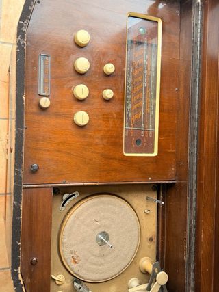 Mueble antiguo con tocadiscos