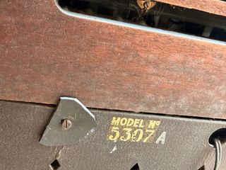 Mueble antiguo con tocadiscos