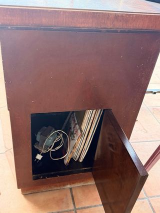 Mueble antiguo con tocadiscos
