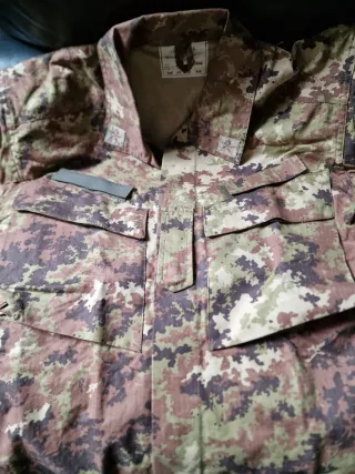 Uniforme mimetica da combattimento vegetato