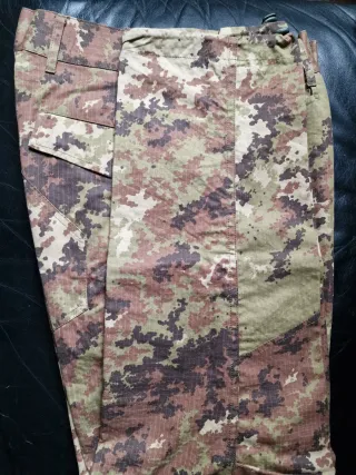 Uniforme mimetica da combattimento vegetato