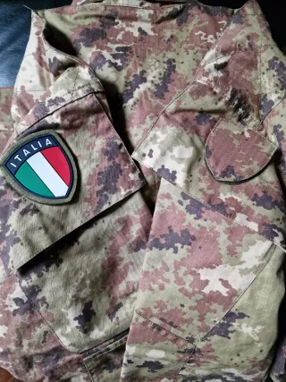 Uniforme mimetica da combattimento vegetato