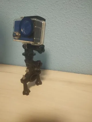 Cámara de acción GoPro negra con soporte