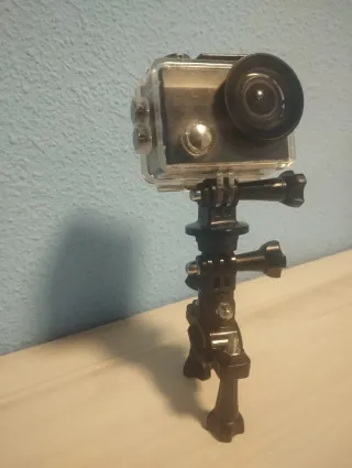 Cámara de acción GoPro negra con soporte