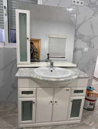 Mueble de baño con espejo y mármol