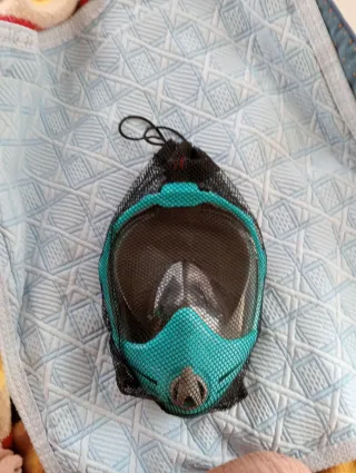 Máscara de snorkel azul y negra