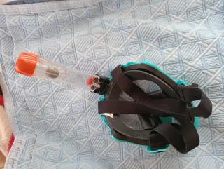 Máscara de snorkel azul y negra