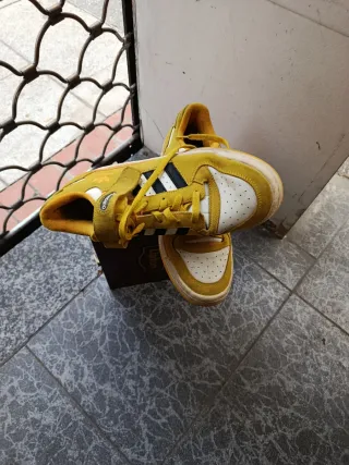 Zapatillas Adidas Amarillas y Blancas