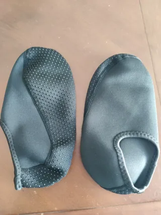 Calzado de agua negro nuevo a estrenar