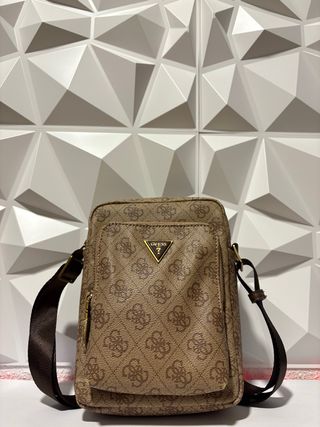 Bolso GUESS Hombre Original – Marrón Elegante