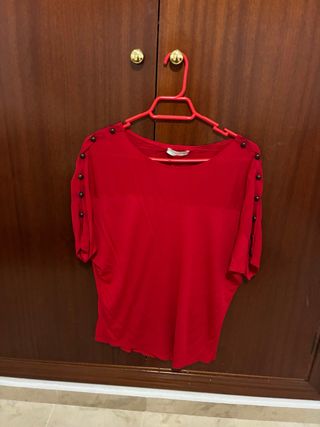 Blusa roja con botones en manga