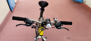 Bicicleta Decathlon plateada y amarilla